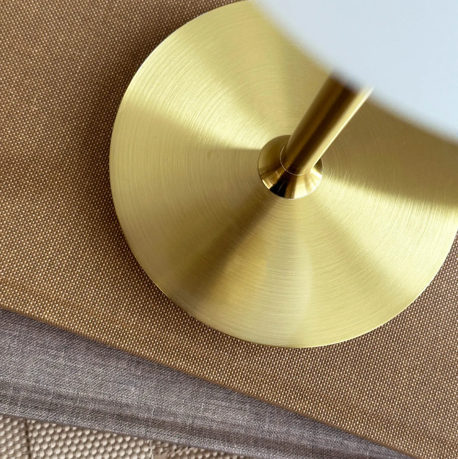 Dyberg Larsen pöytävalaisin Sia, opaali/messinkinvärinen, korkeus 12 cm