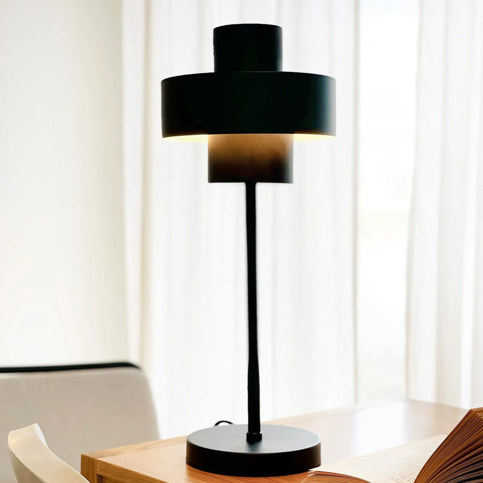 Dyberg Larsen pöytävalaisin Stoke, musta, korkeus 49,5 cm