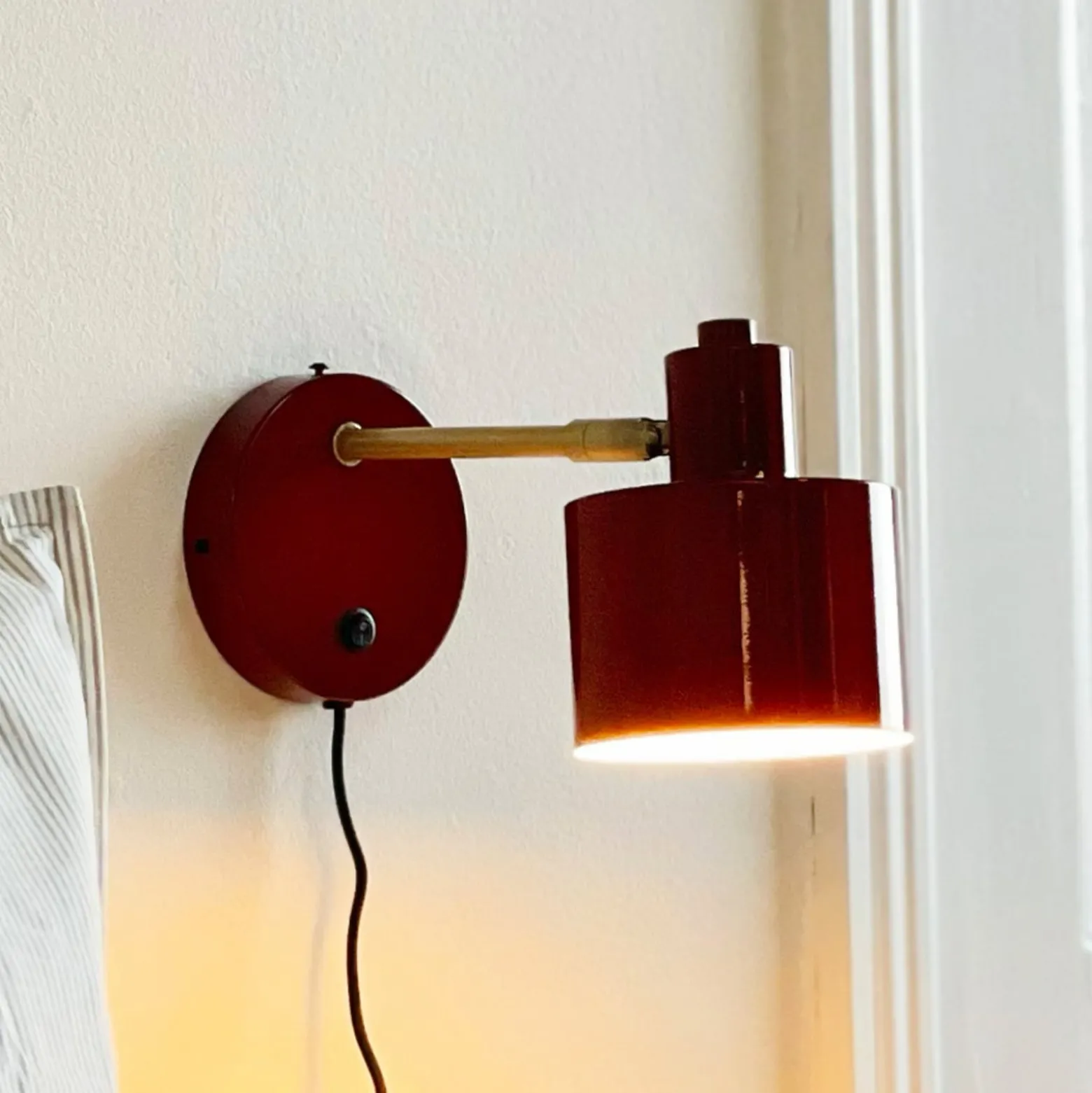 Dyberg Larsen seinälamppu Ocean, tummanpunainen, ulkonema 30 cm