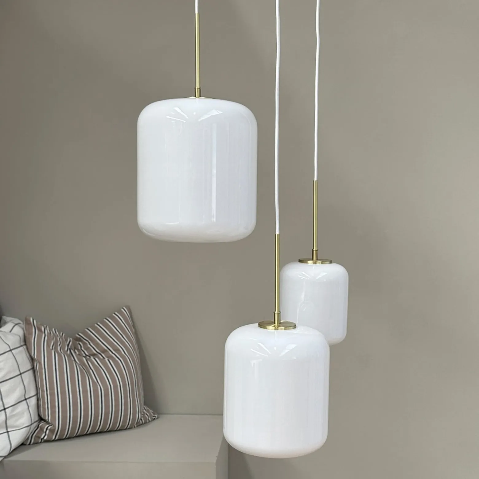 Dyberg Larsen Silvia-riippuvalo, Ø 25 cm, opaali/messinki, lasi