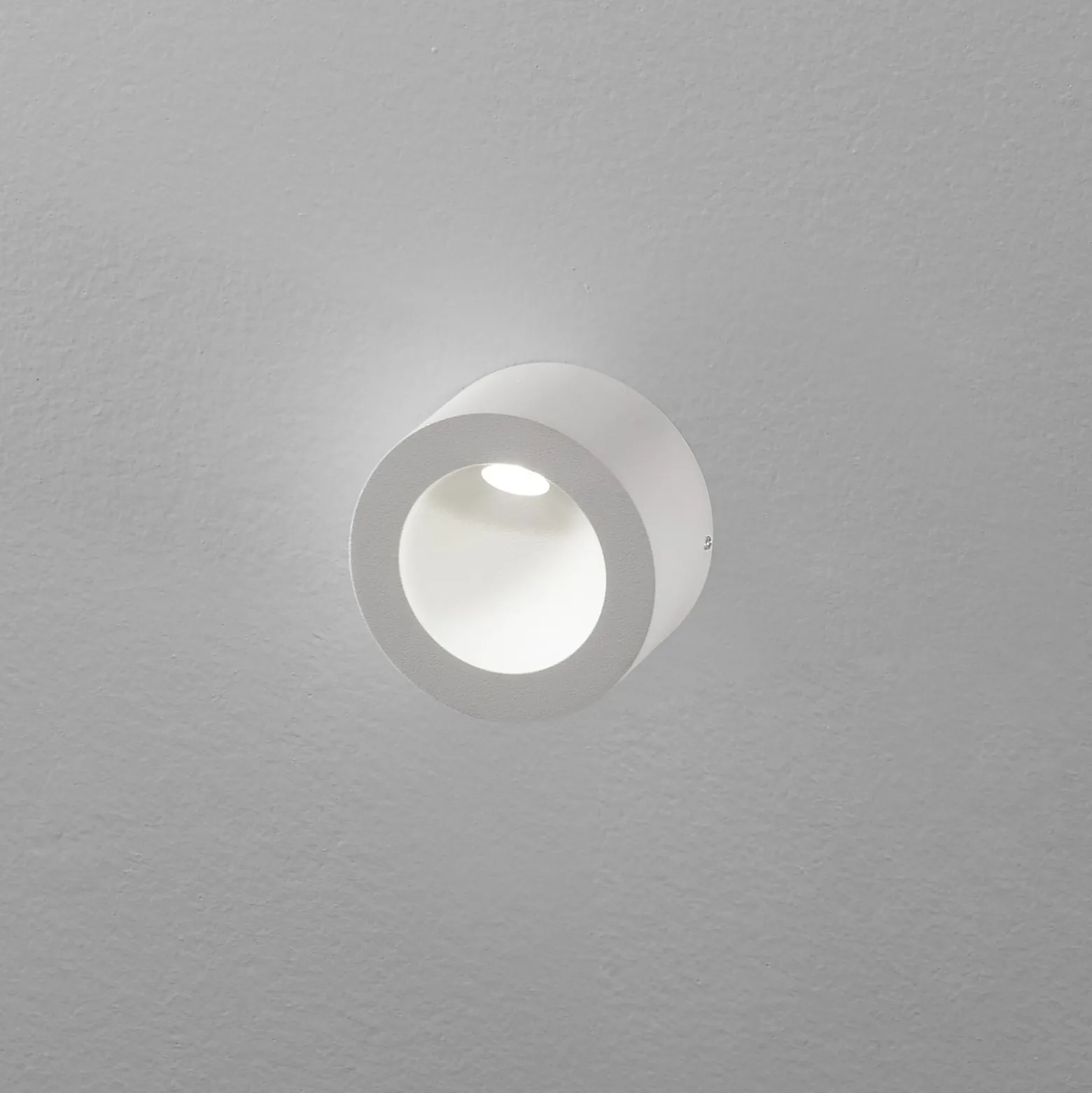 Egger DLS LED-seinävalaisin Saxo On, Ø 8 cm, alumiini, valkoinen