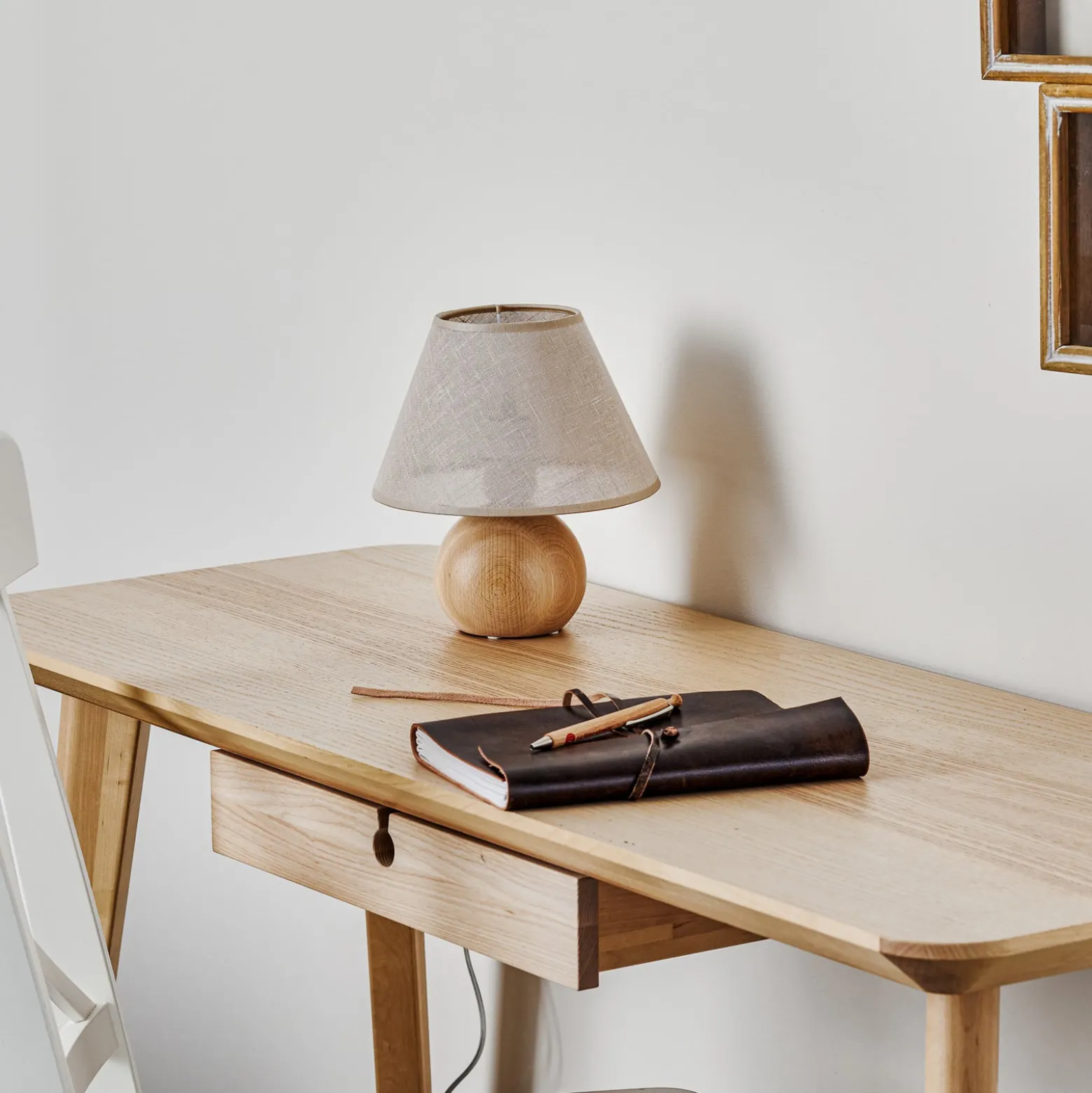 Envostar Gill pöytälamppu, puu luonnonväri/varjostin beige