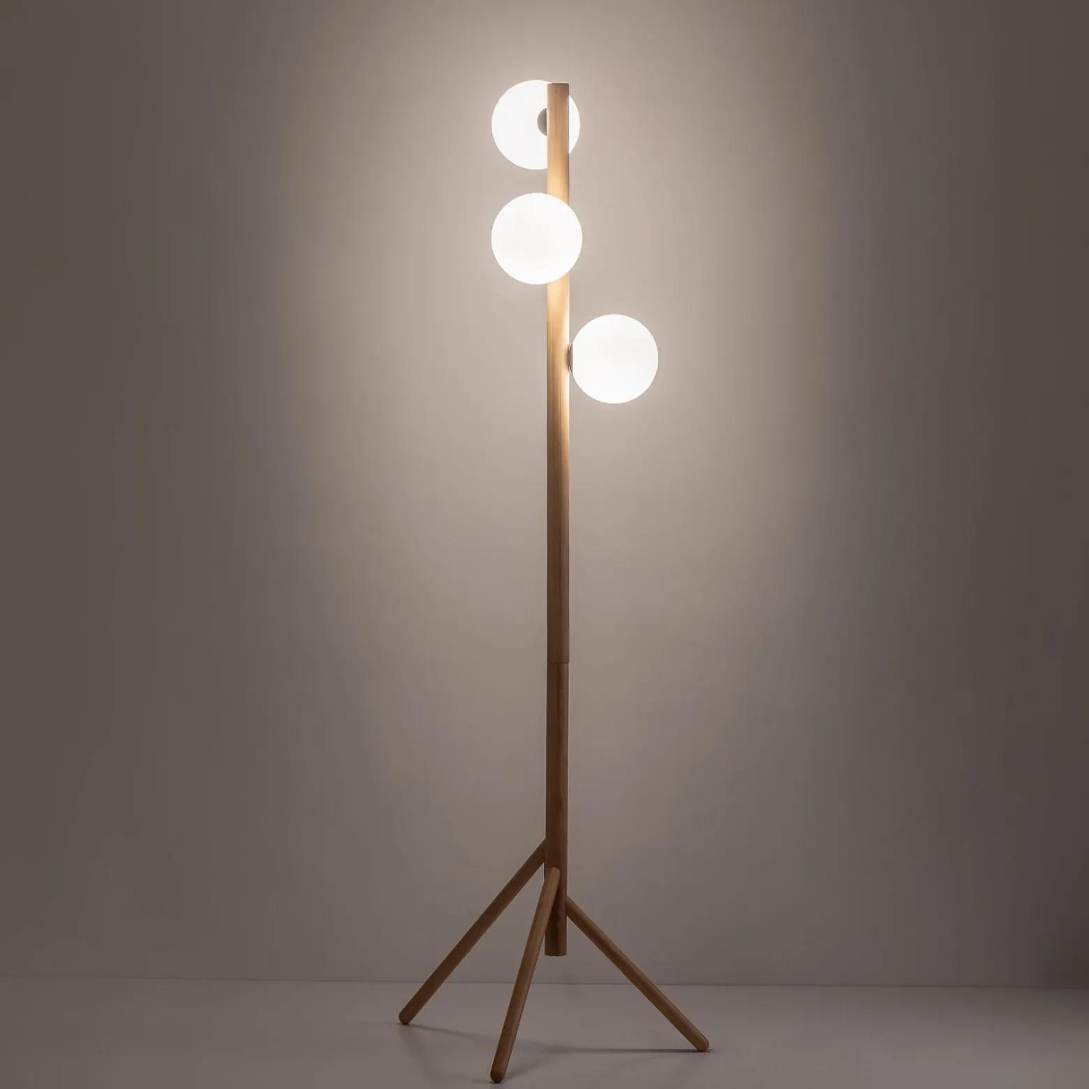 Estera lattiavalaisin, opaalilasi, puurunko, 132 cm, 3-valo, 3 valoa