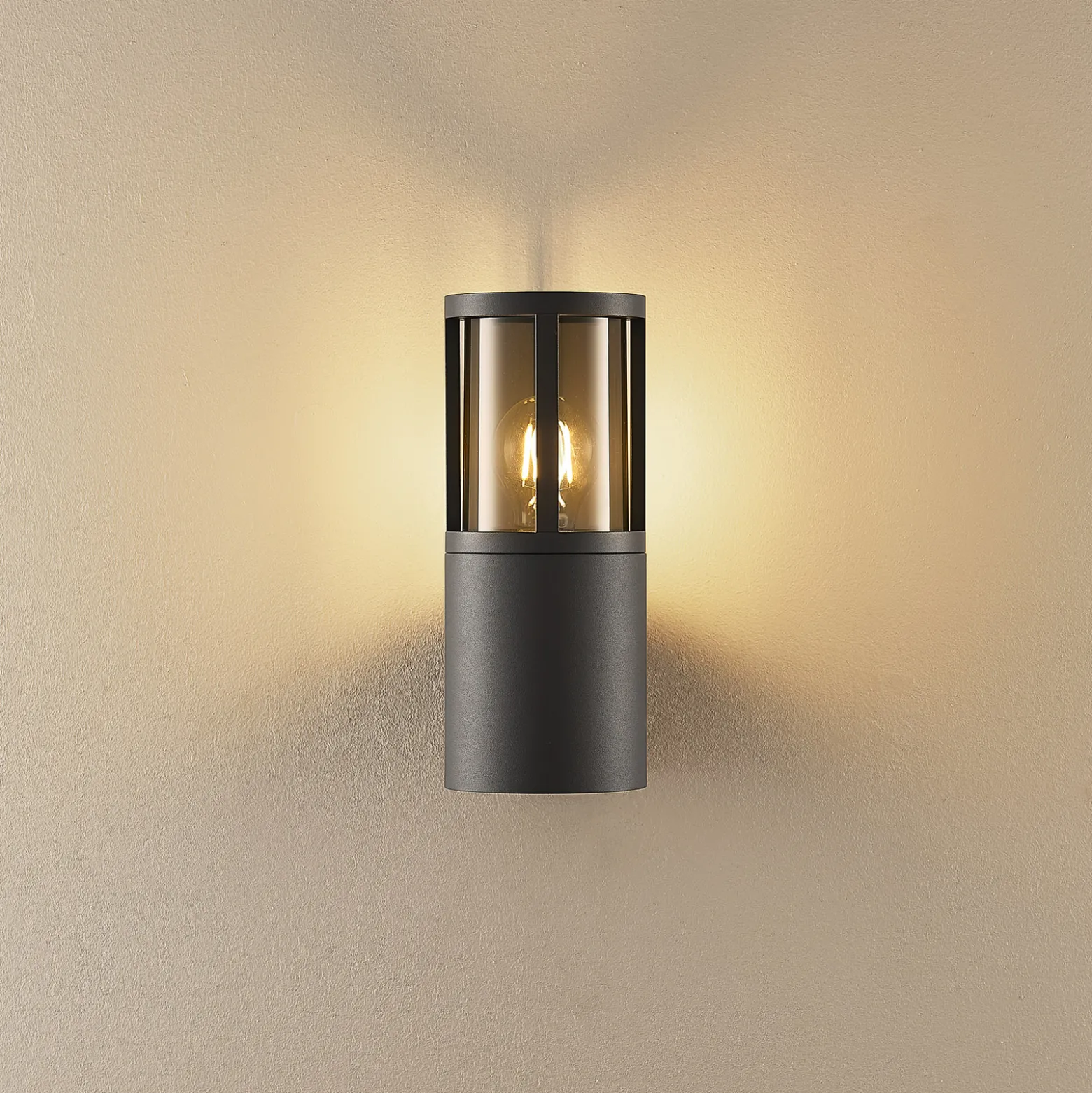 Facado II ulkoseinälamppu, harmaa/savunharmaa Ø 11 cm IP65 metallia