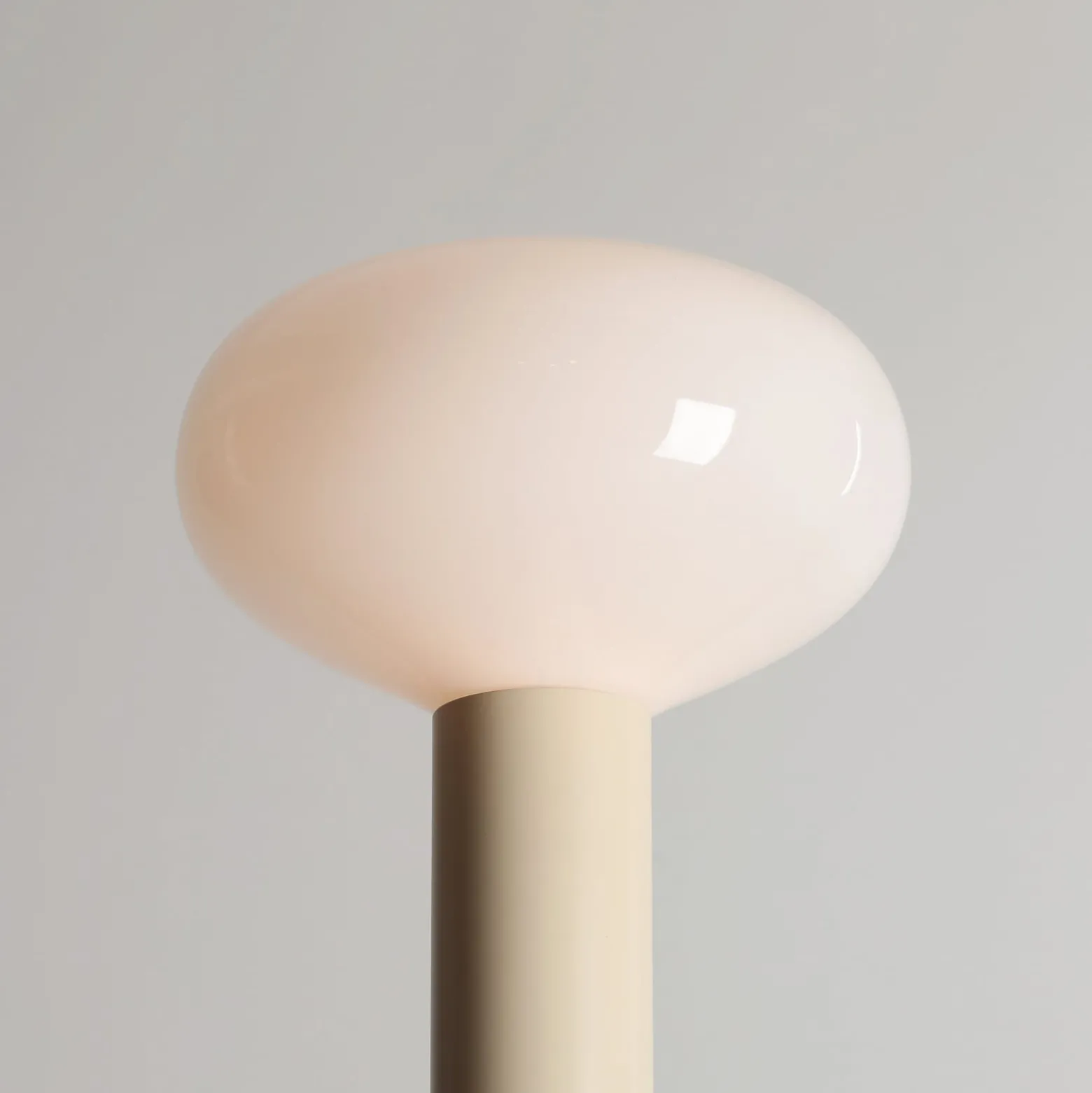 Flo-lattiavalaisin, beige, korkeus 138 cm, 1-lamppuinen, lasi