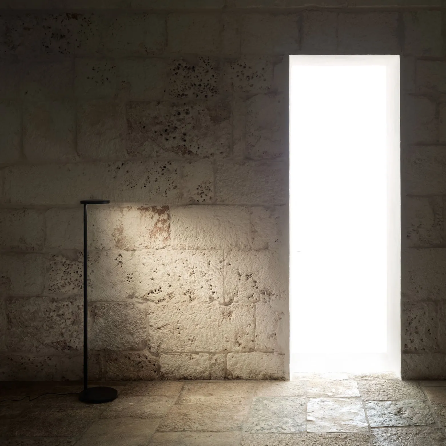 FLOS Oblique Floor -LED-lattiavalo 927 USB antras.