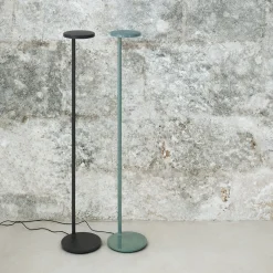FLOS Oblique Floor -LED-lattiavalo 927 USB salvia