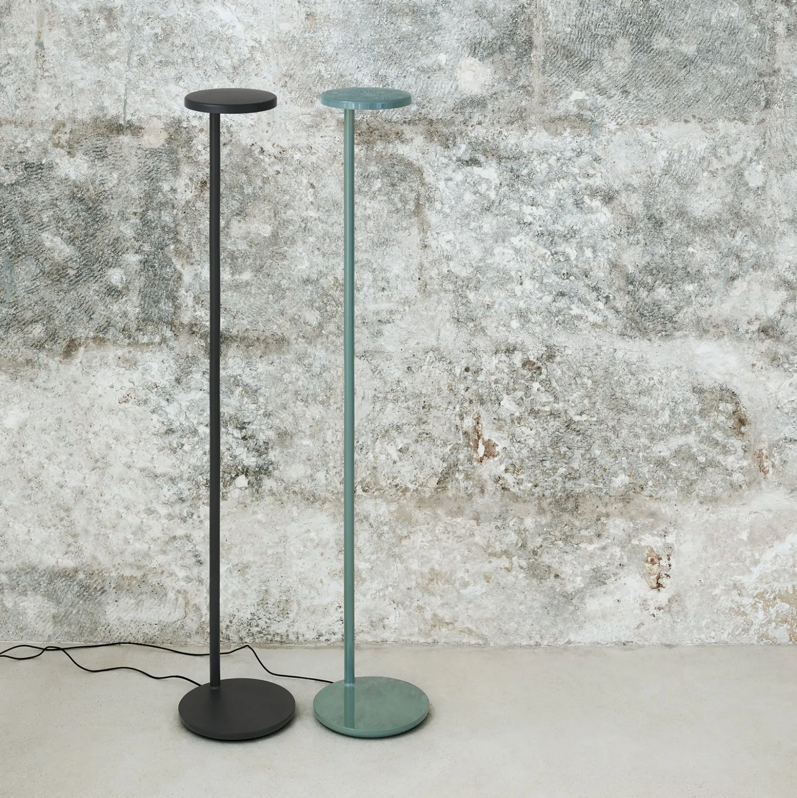 FLOS Oblique Floor -LED-lattiavalo 927 USB salvia
