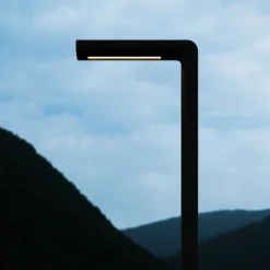 FLOS Walkstick Pipe 1 -pylväsvalaisin, 2700K musta