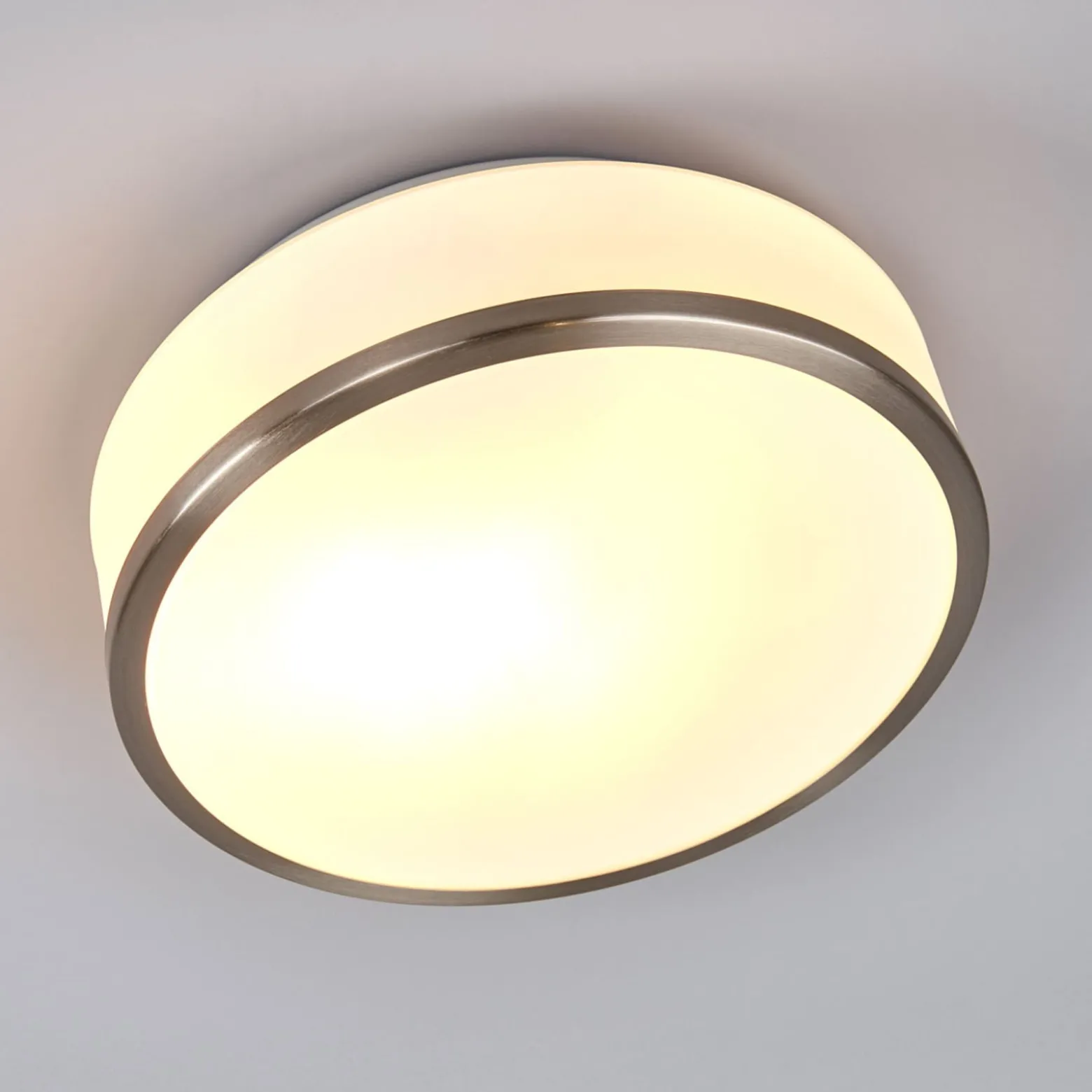 Flush-kattovalo, IP44, Ø 28 cm, satinoitu hopea