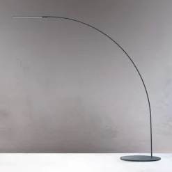 Fontana Arte Yumi -design-LED-kaarivalaisin