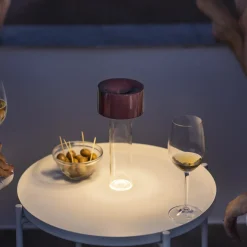 Foscarini LED-akku pöytävalaisin Fleur, viininpunainen