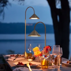 FRANDSEN LED-akkukäyttöinen pöytälamppu Grasp, messinkivärinen, korkeus 47 cm