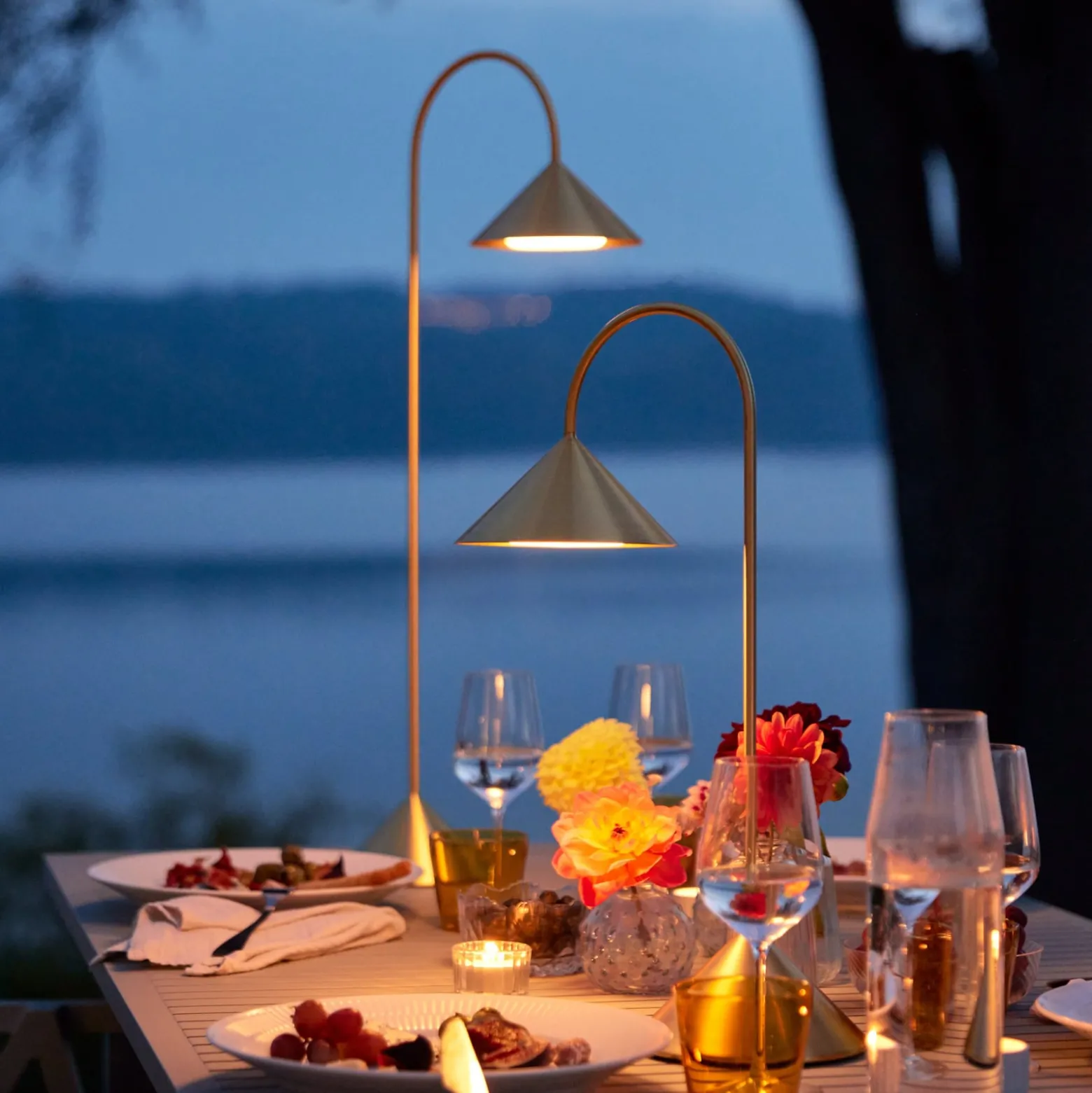 FRANDSEN LED-akkukäyttöinen pöytälamppu Grasp, messinkivärinen, korkeus 47 cm