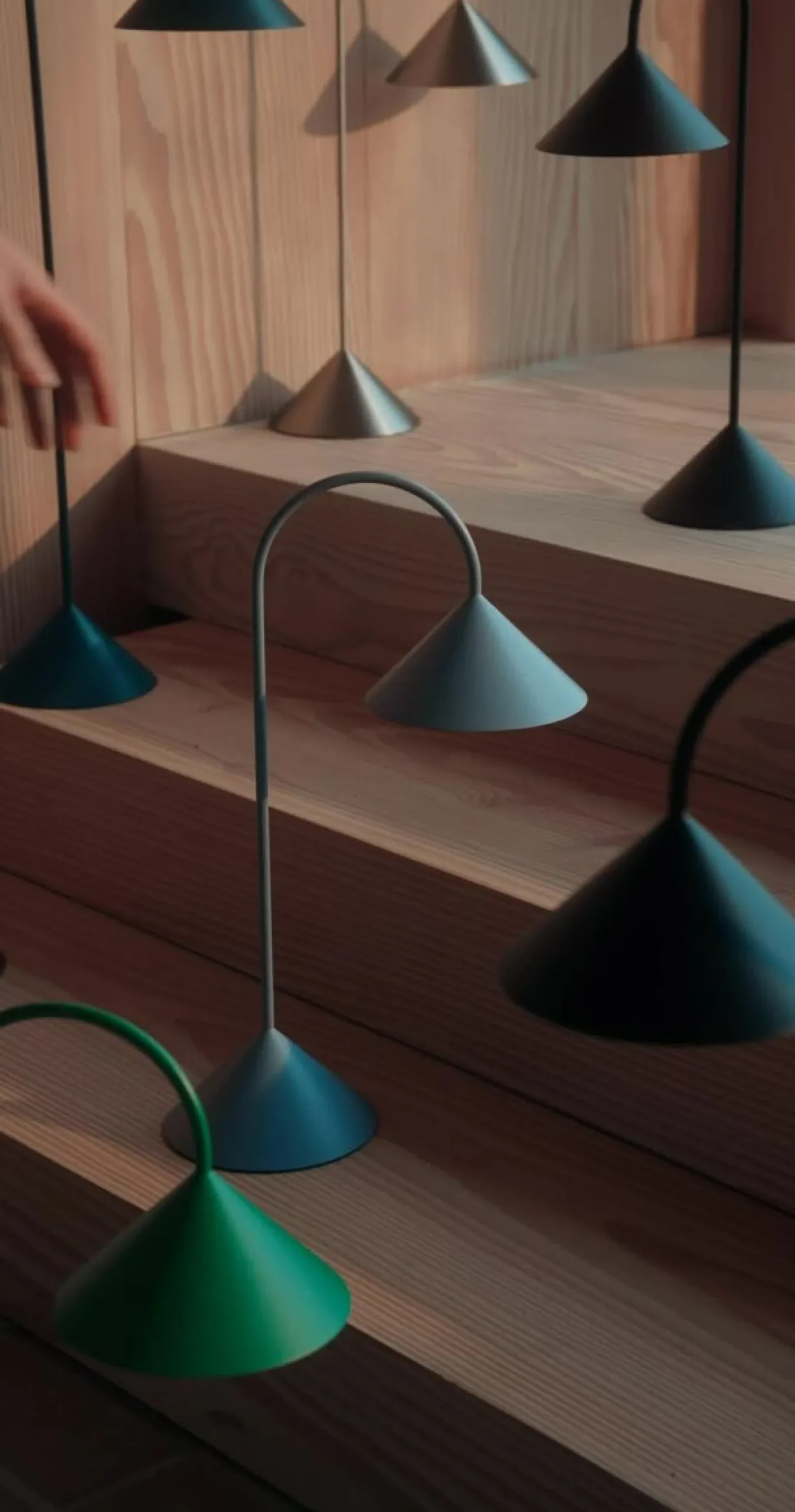 FRANDSEN LED-akkukäyttöinen pöytälamppu Grasp, messinkivärinen, korkeus 47 cm