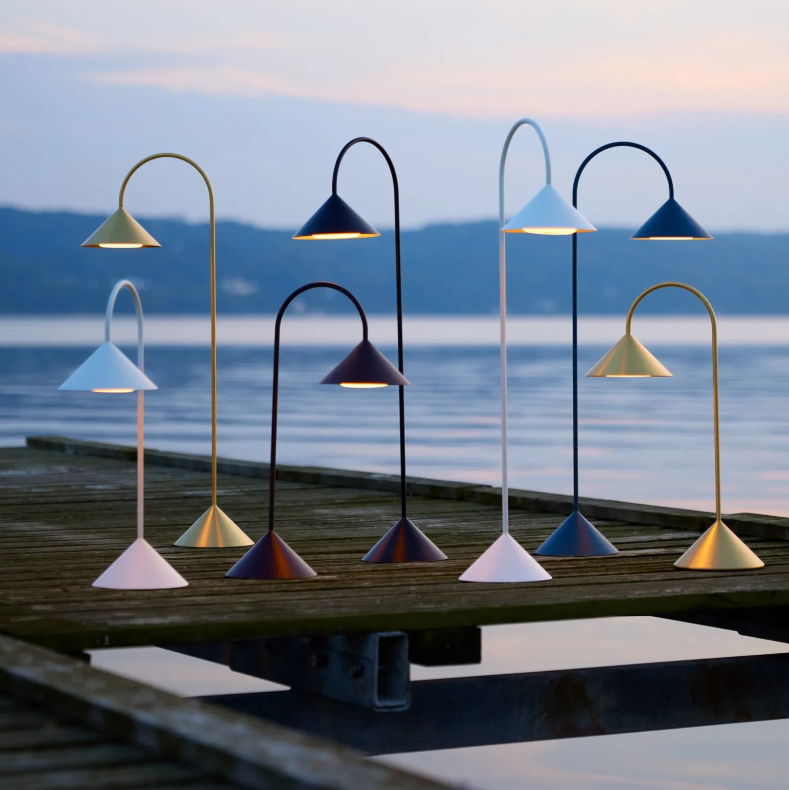 FRANDSEN LED-akkukäyttöinen pöytälamppu Grasp, messinkivärinen, korkeus 47 cm
