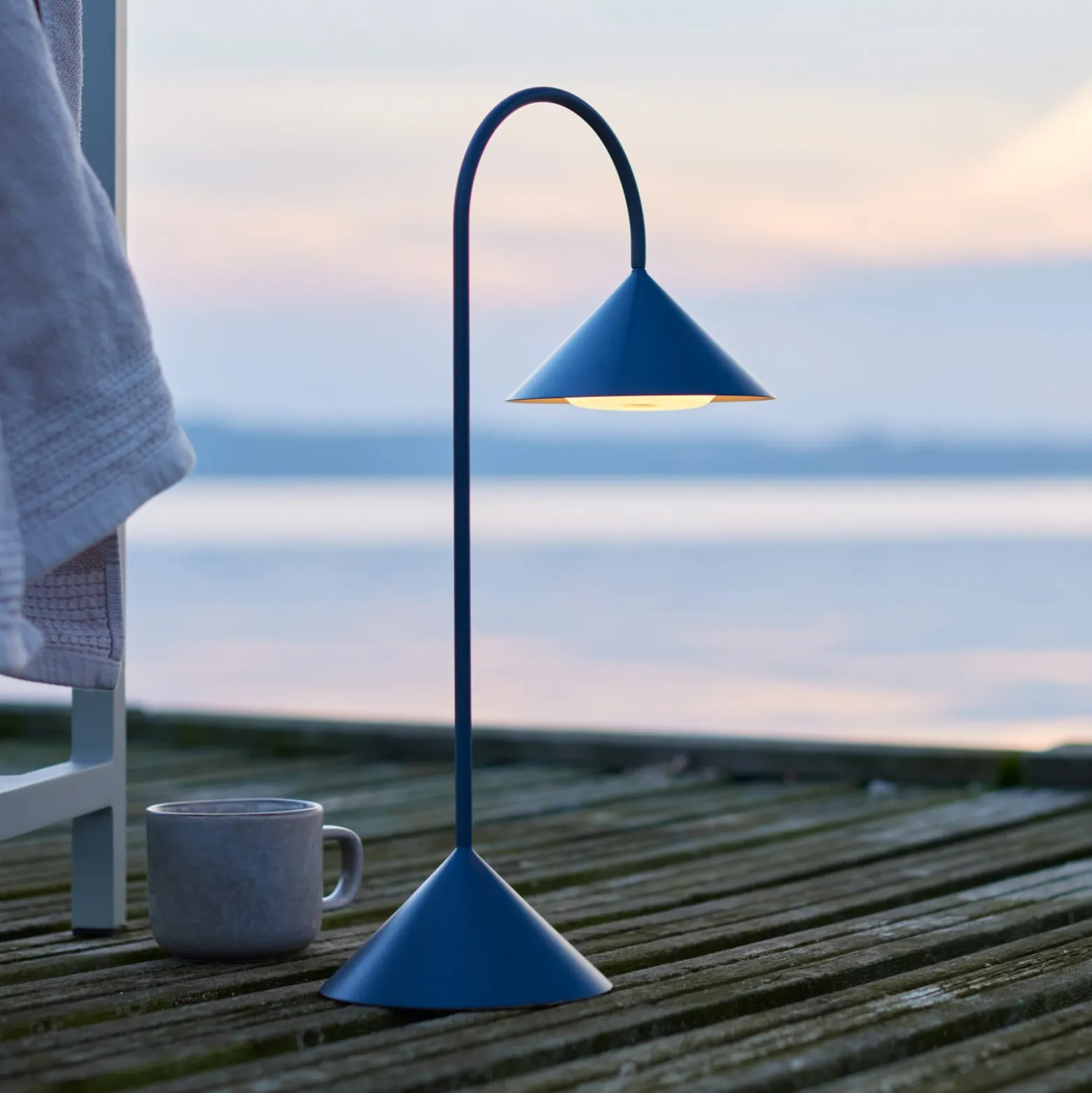 FRANDSEN LED-akkukäyttöinen pöytälamppu Grasp, petrol, 47 cm, metalli