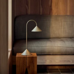 FRANDSEN LED-akkukäyttöinen pöytävalaisin Grasp, hiekanharmaa, korkeus 47 cm