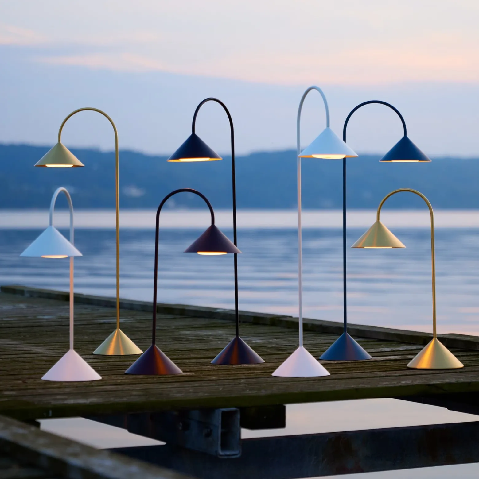 FRANDSEN LED-lattiavalo Grasp, musta, 72 cm, metalli