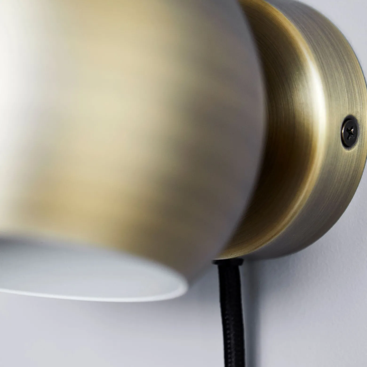 FRANDSEN seinävalaisin Ball Magnet, messinginvärinen antiikki