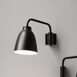 FRITZ HANSEN Caravaggio seinälamppu, musta