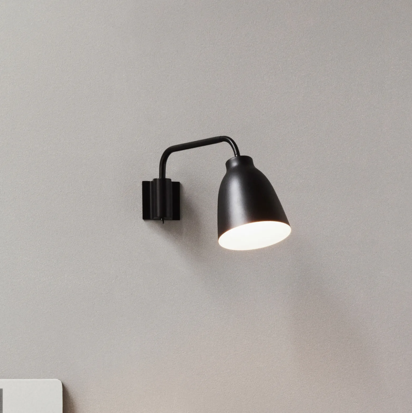 FRITZ HANSEN Caravaggio seinälamppu, musta