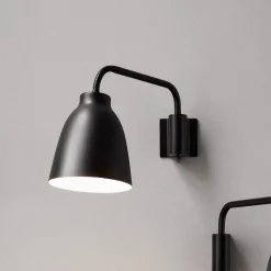 FRITZ HANSEN Caravaggio seinälamppu, musta