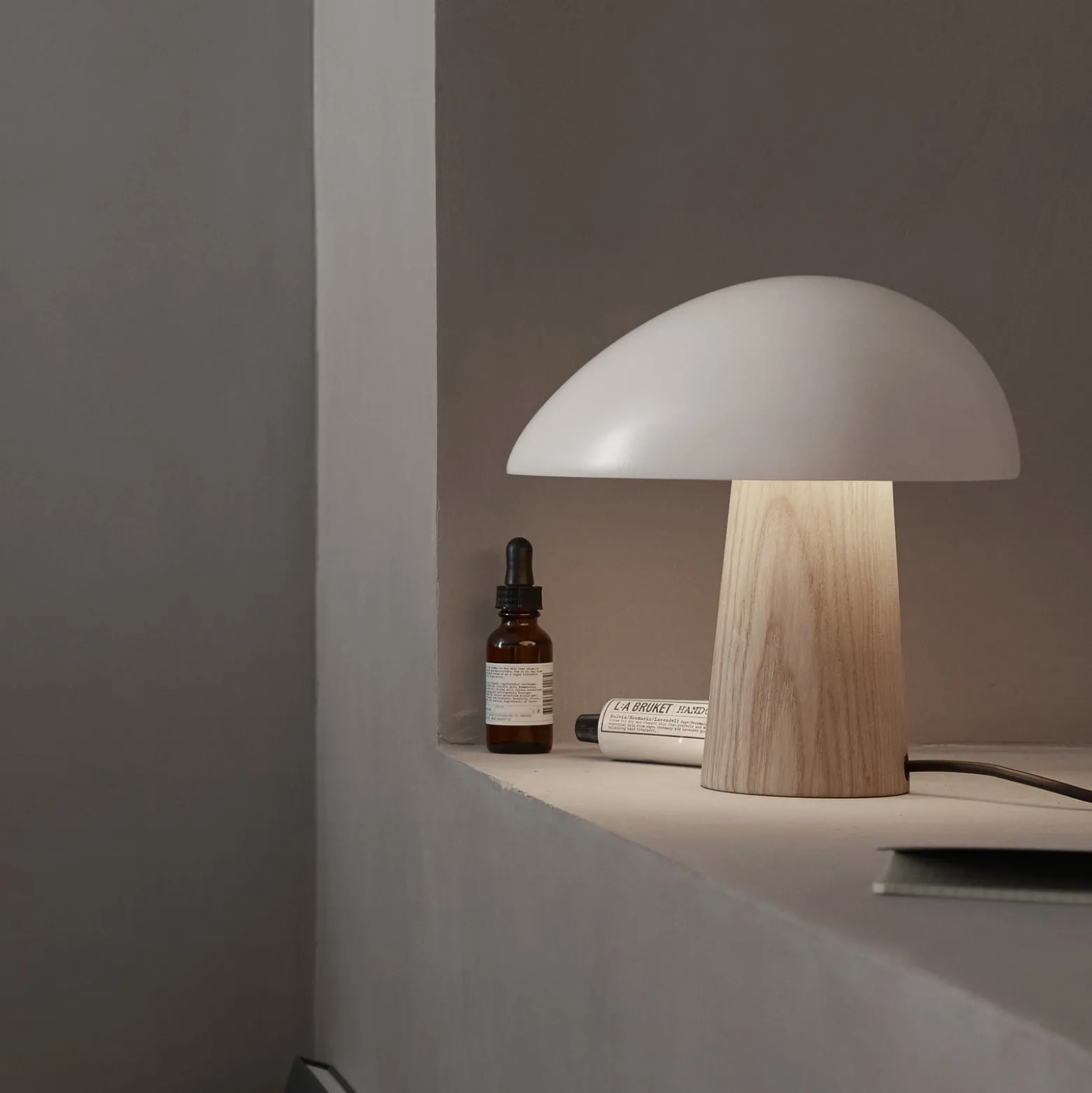 FRITZ HANSEN Night Owl -pöytävalo valkoinen/saarni