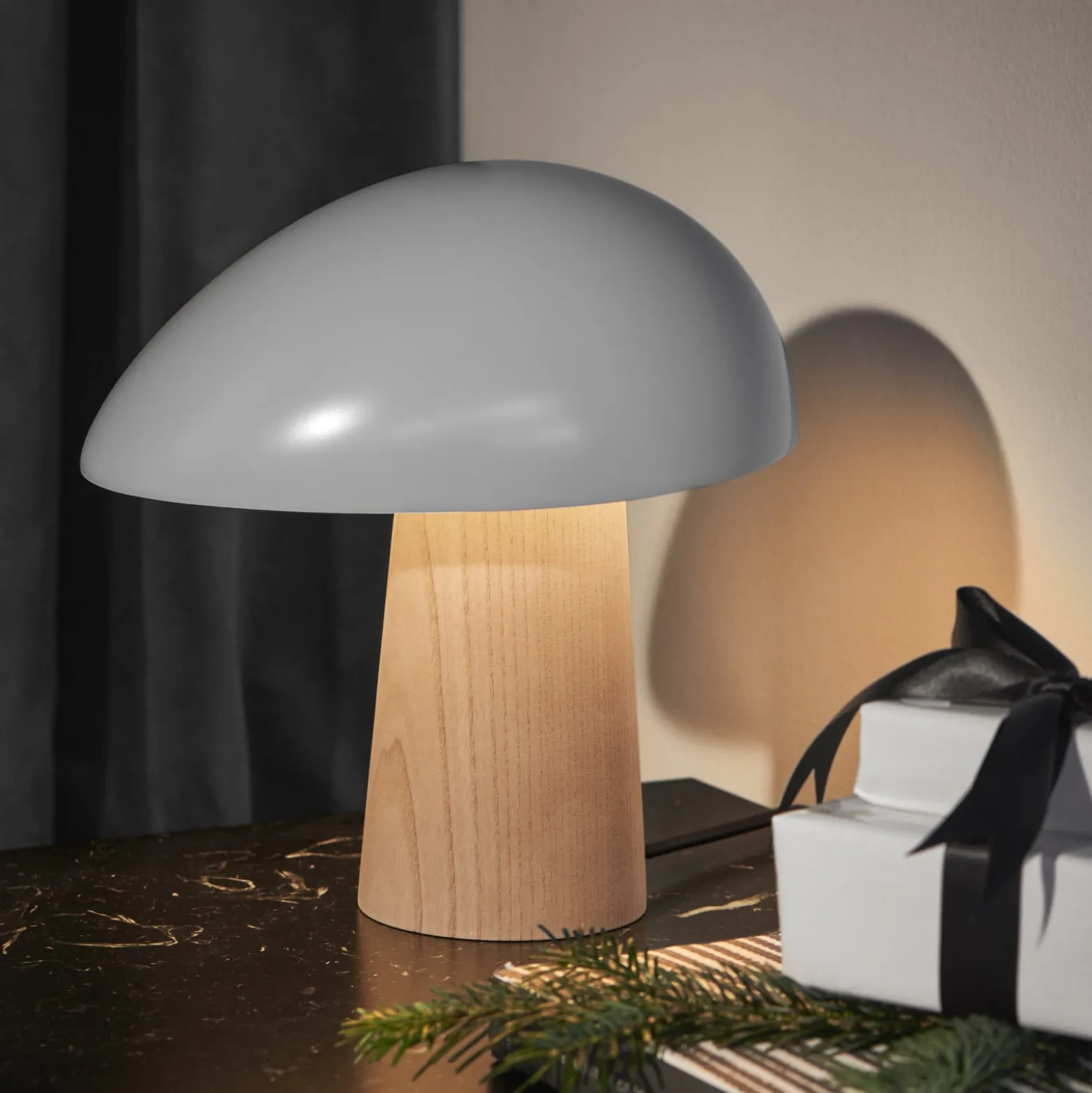 FRITZ HANSEN Night Owl -pöytävalo valkoinen/saarni