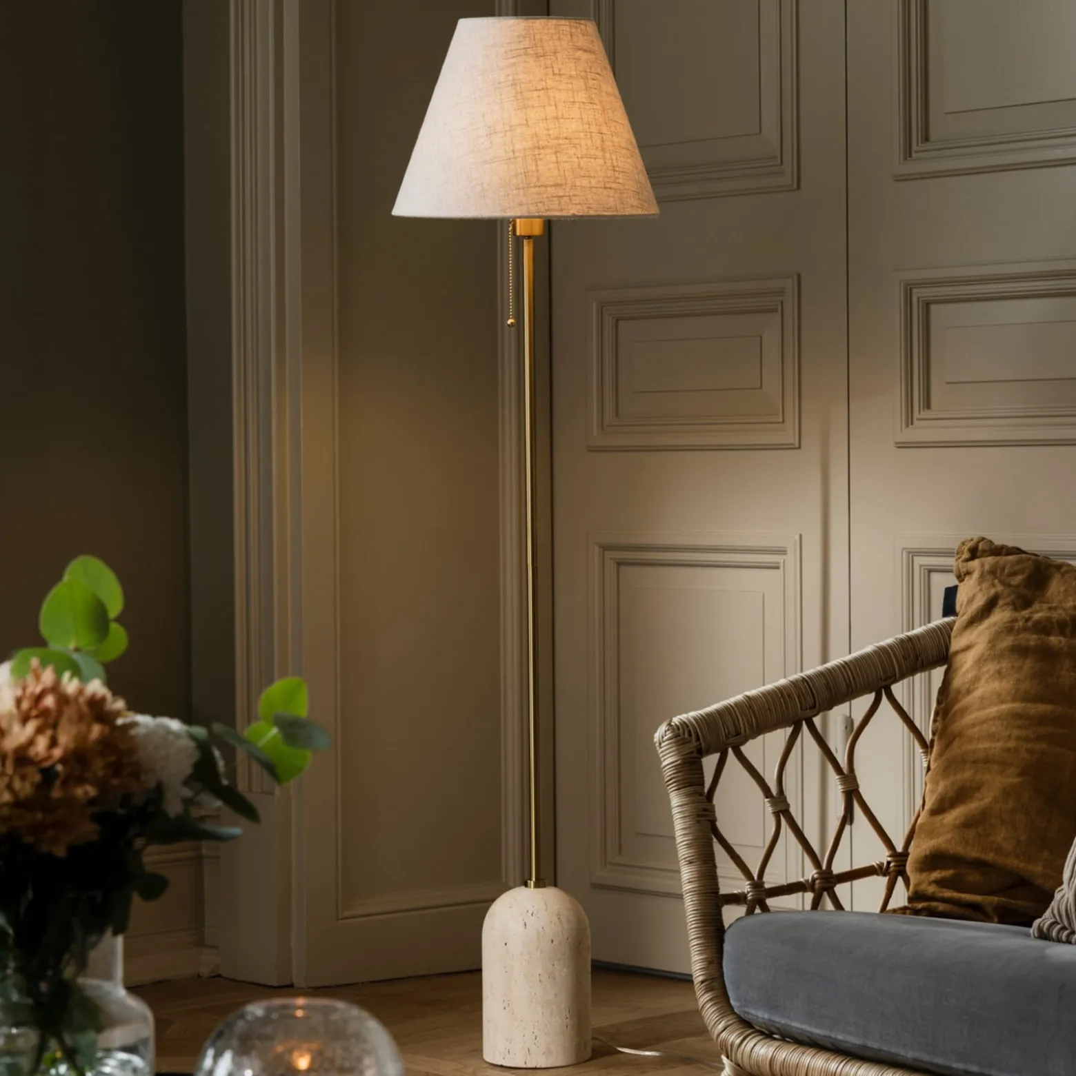 Globen Lighting Gino-maavalaisin, jalka travertiini, beige, 145 cm