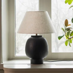 Globen Lighting Lorenzo -pöytälamppu, musta, korkeus 46 cm, keramiikka