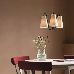 Globen Lighting Lou 3 -riippuvalaisin, valkoinen bouclé/musta kangas
