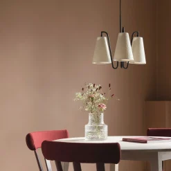 Globen Lighting Lou 3 -riippuvalaisin, valkoinen bouclé/musta kangas