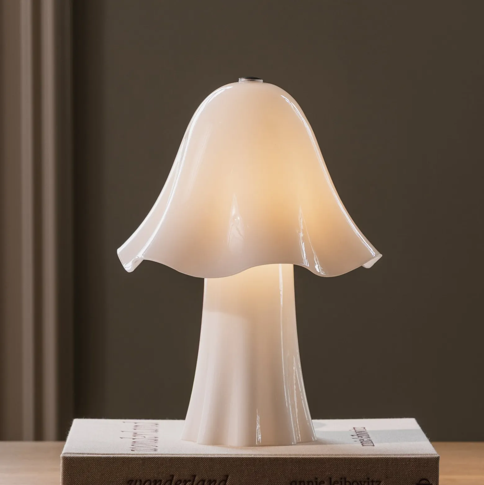 Globen Lighting -pöytälamppu Bello, valkoinen, korkeus 30 cm, lasi/metalli