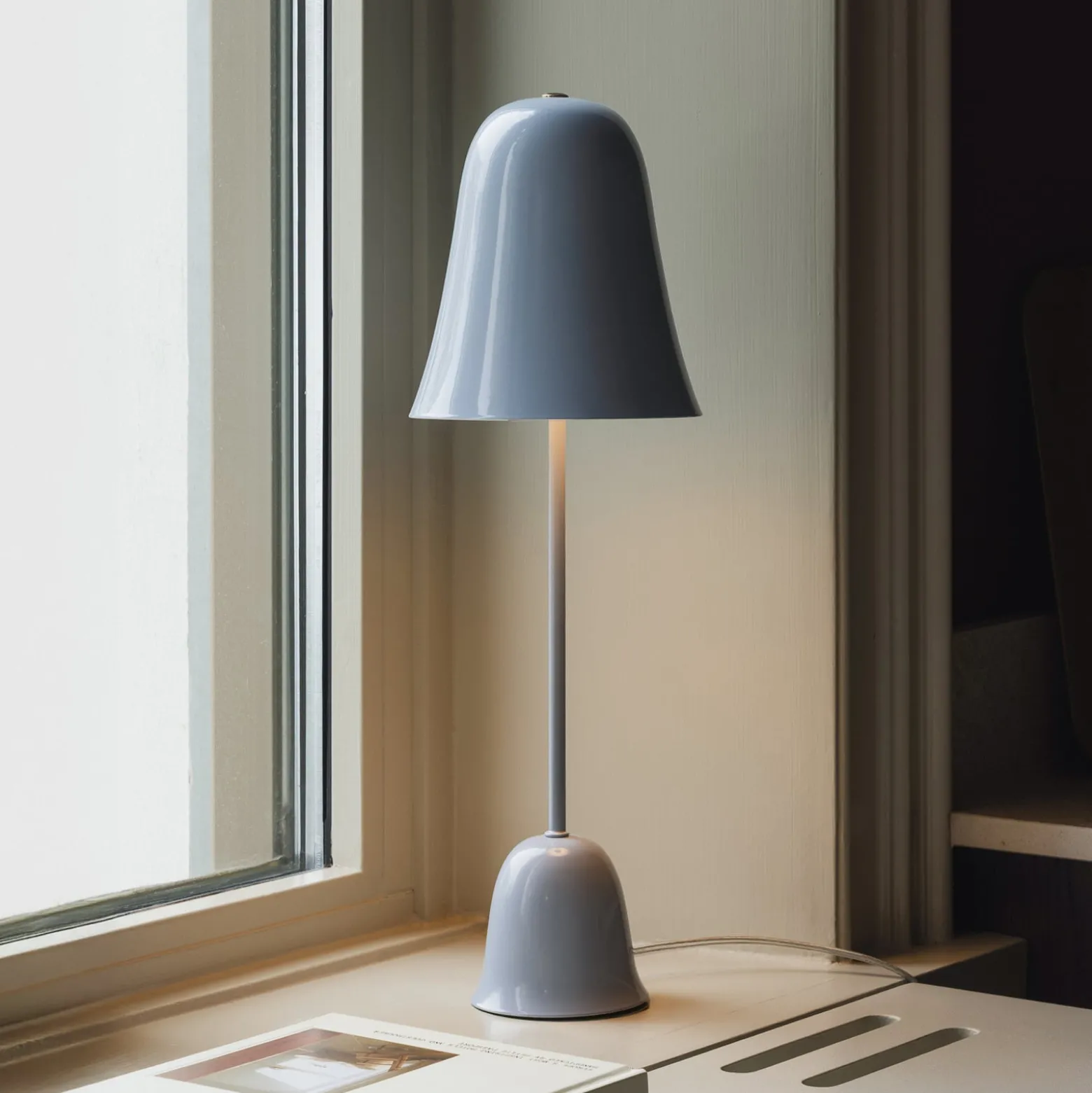 Globen Lighting -pöytälamppu Blåklockan, vaaleansininen, korkeus 56 cm