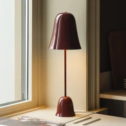 Globen Lighting -pöytälamppu Blåklockan, viininpunainen, korkeus 56 cm