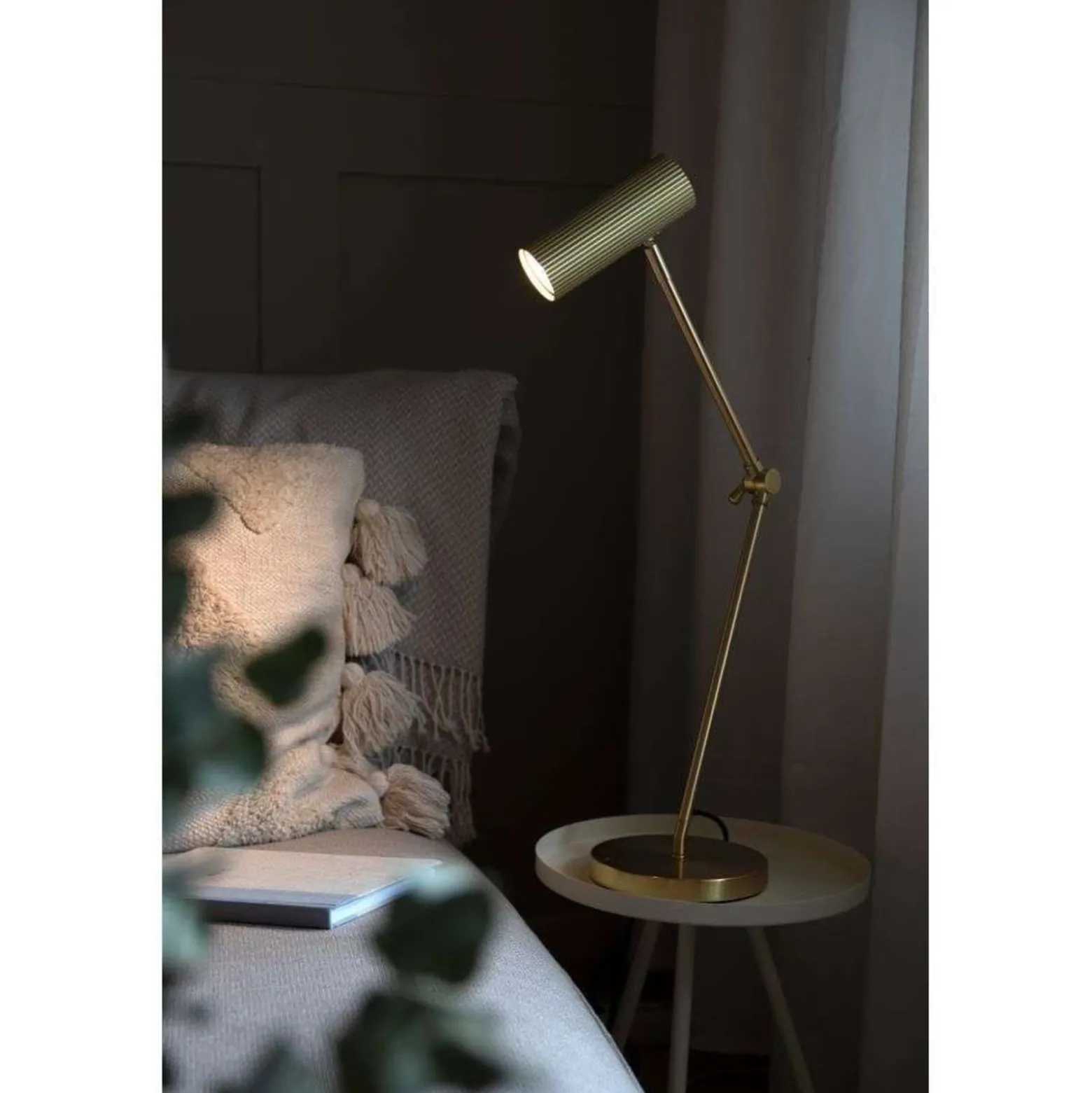 Globen Lighting pöytälamppu Hubble READ, messinki, korkeus 45 cm