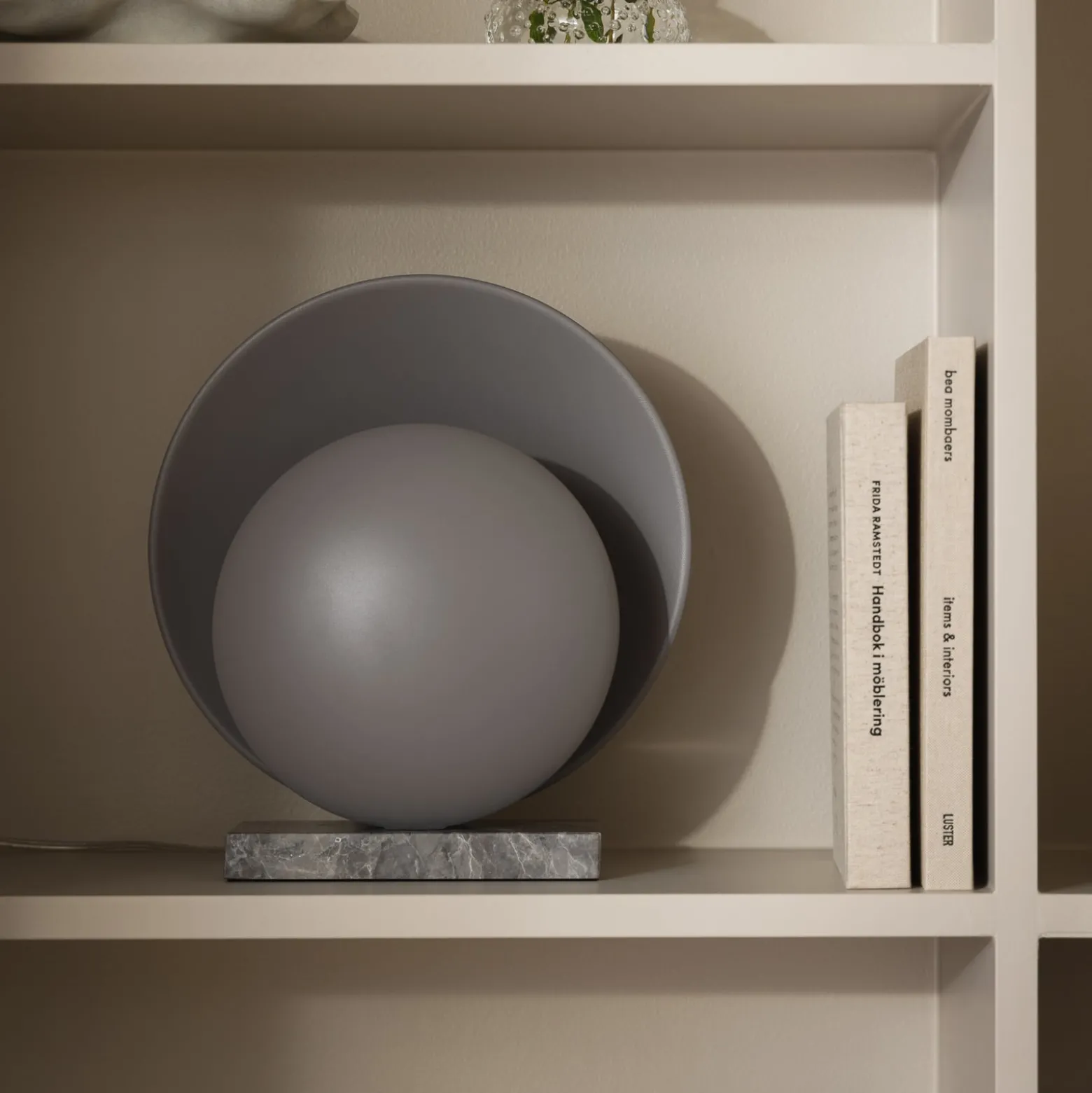 Globen Lighting pöytävalaisin ORBIT, harmaa, marmori, korkeus 32 cm