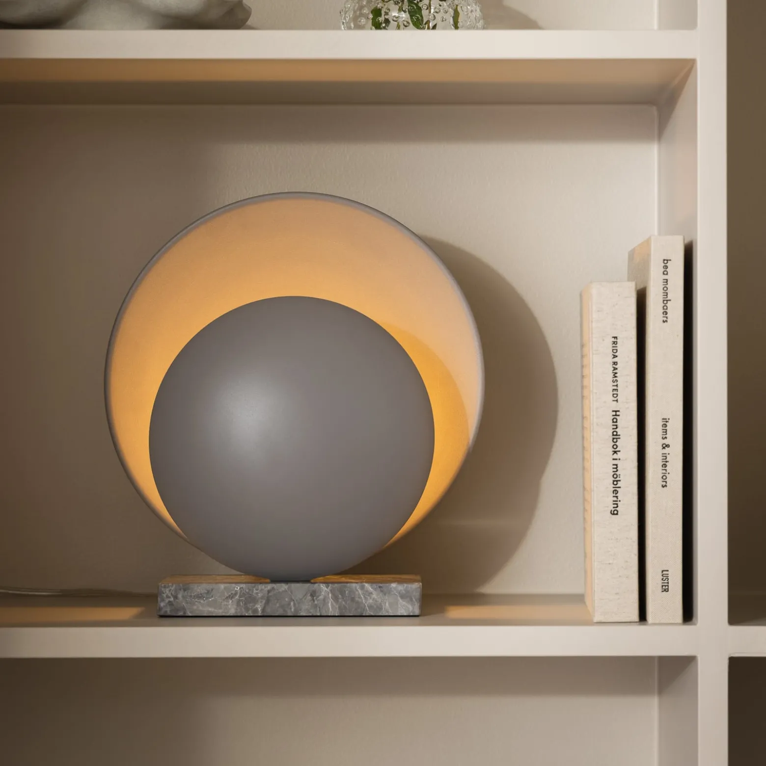 Globen Lighting pöytävalaisin ORBIT, harmaa, marmori, korkeus 32 cm