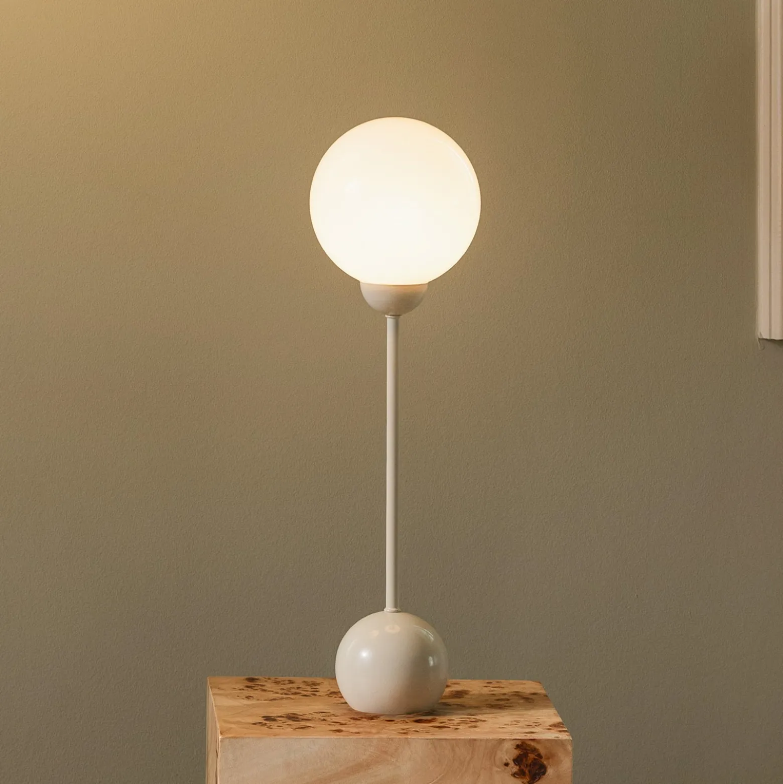 Globen Lighting Ripley-pöytälamppu, beige, korkeus 52 cm, rauta/lasi