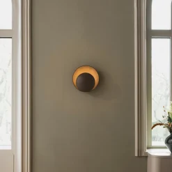 Globen Lighting seinävalaisin ORBIT, ruskea, Ø 30 cm, pistoke