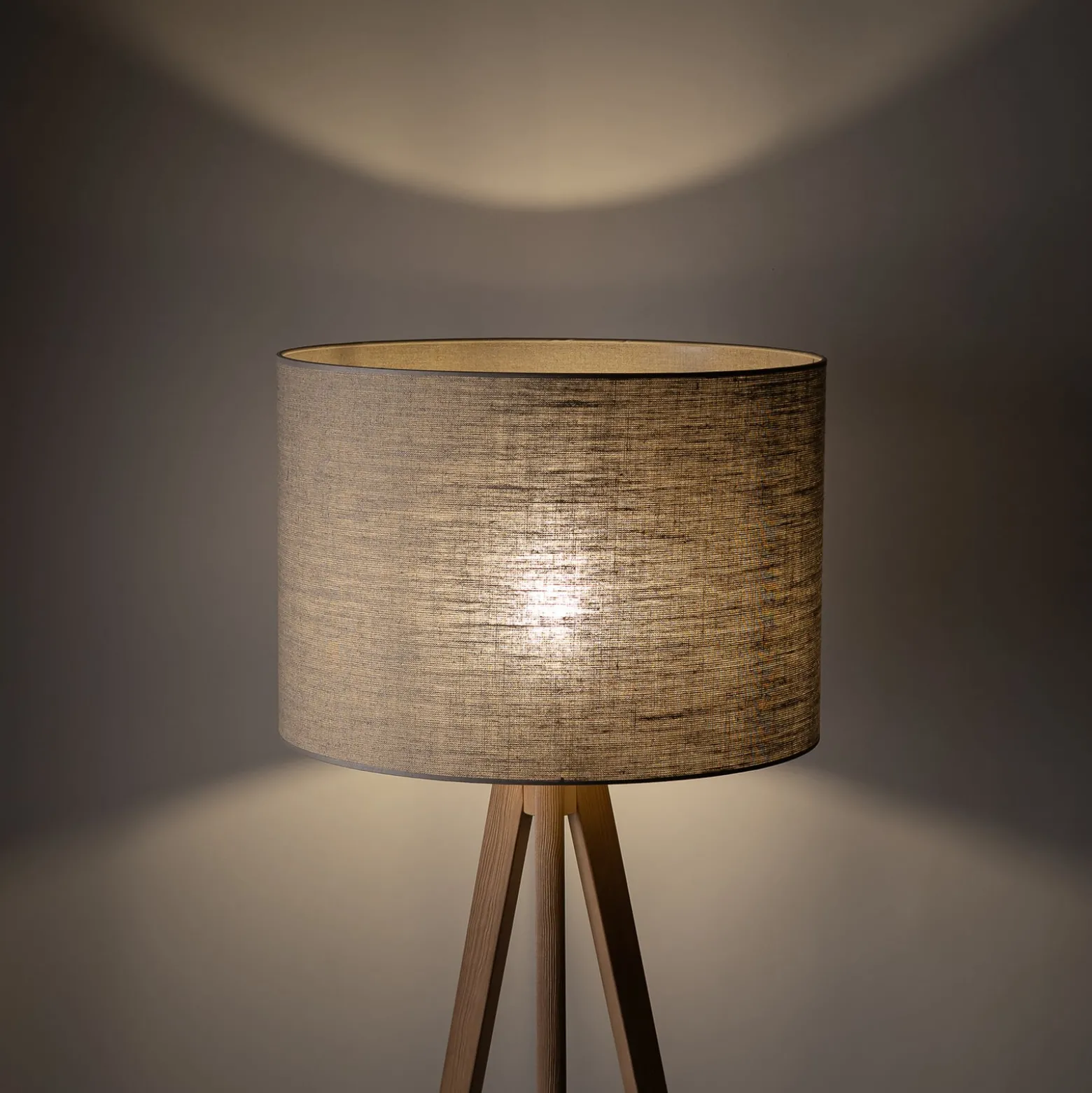 Grand-lattiavalaisin, beige/mänty, korkeus 145 cm, E27