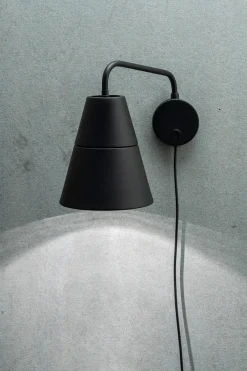 GRUPA Ili Ili -seinälamppu, pistokejohto, musta