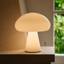Gubi LED-akkukäyttöinen pöytävalaisin Obello, helmenvalkoinen, IP44, lasi