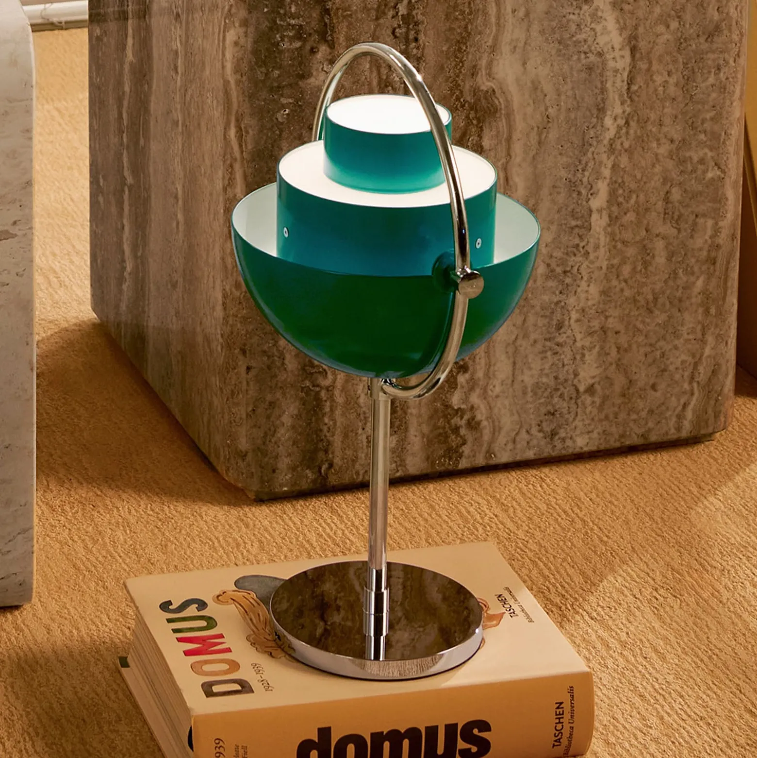 Gubi Multi-Lite -akkukäyttöinen pöytävalaisin, kromi/sinivihreä, 30 cm