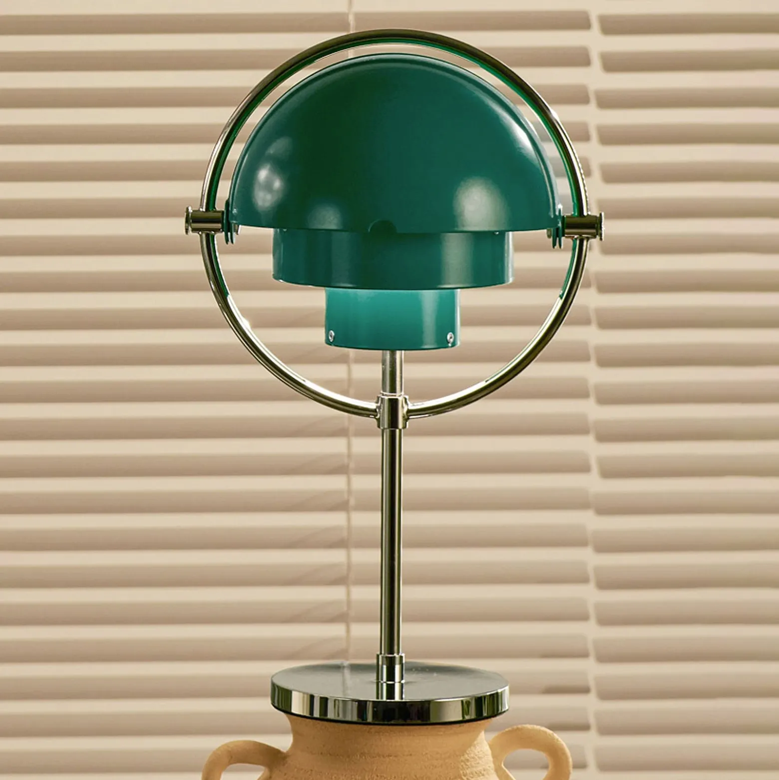 Gubi Multi-Lite -akkukäyttöinen pöytävalaisin, kromi/sinivihreä, 30 cm