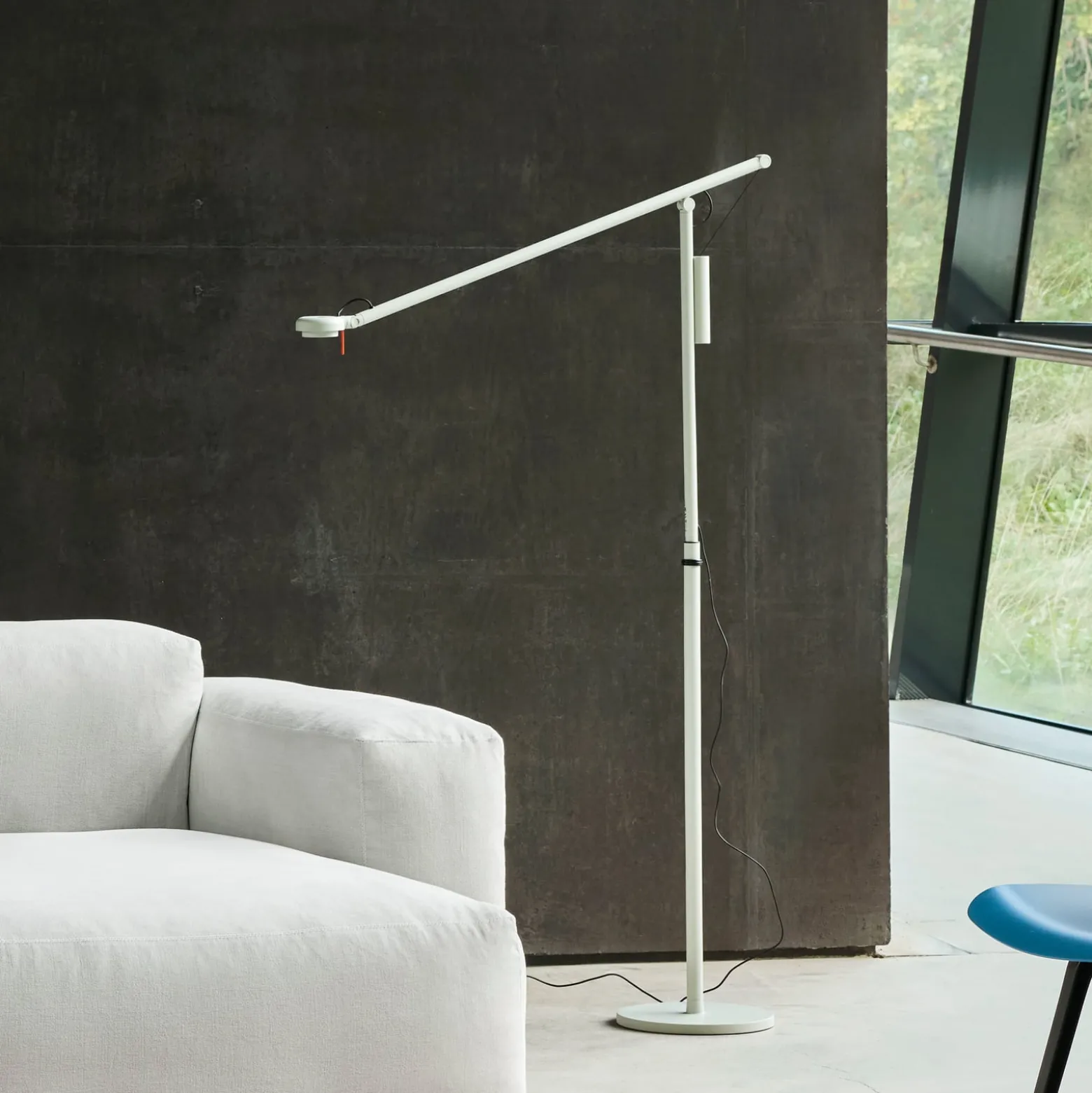 HAY Fifty-Fifty LED-lattiavalo, harmaa, korkeus 135 cm, himmennettävä