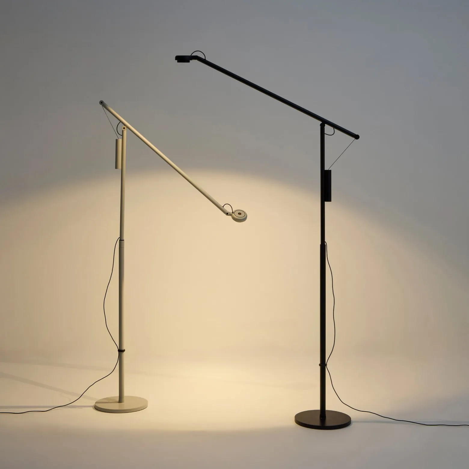 HAY Fifty-Fifty LED-lattiavalo, harmaa, korkeus 135 cm, himmennettävä