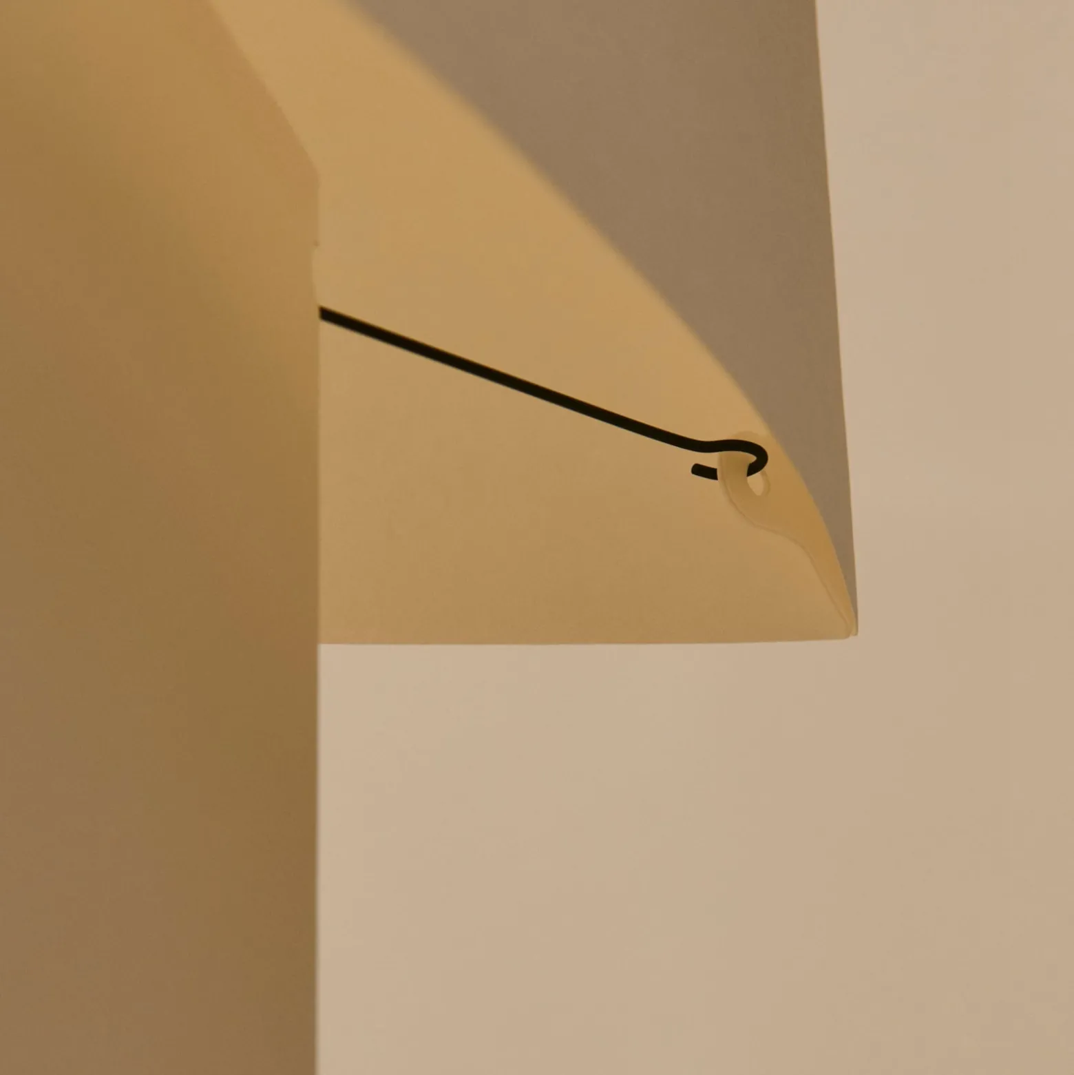 HAY pöytävalaisin Aplat, korkeus 44 cm, valkoinen, silkkipaperi, E14