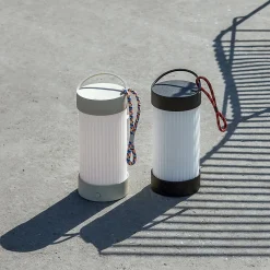HÜBSCH LED ladattava pöytävalaisin Camp, hiekka, lasi, rauta, IP44